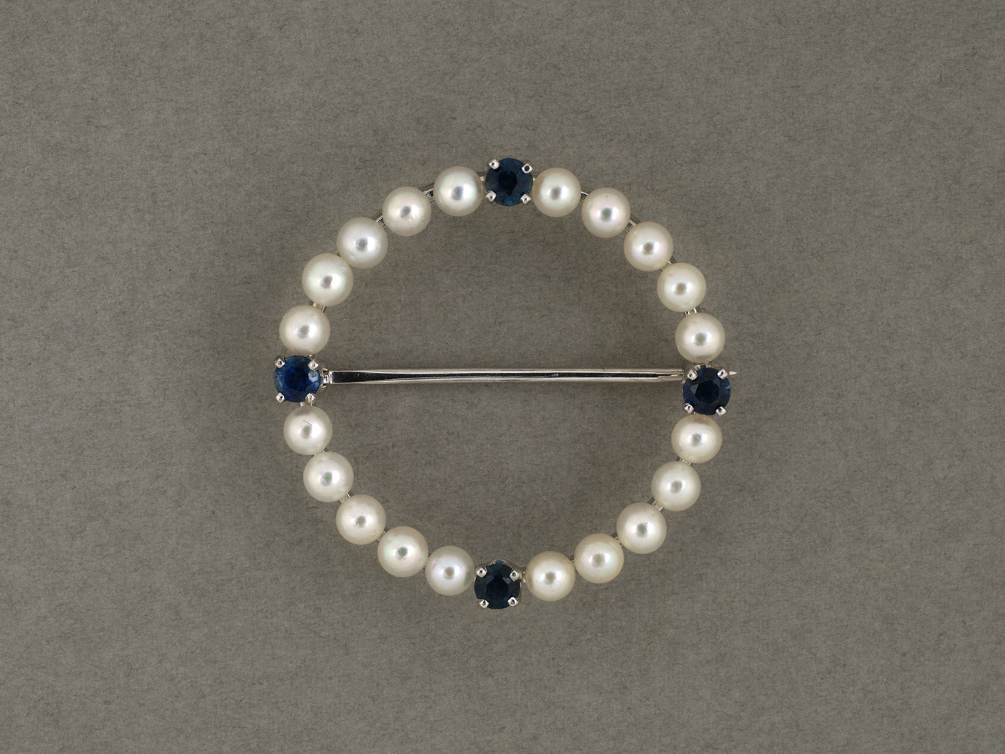24292 - Circa 1950s Gold Sapphire Pearl Circle Pin