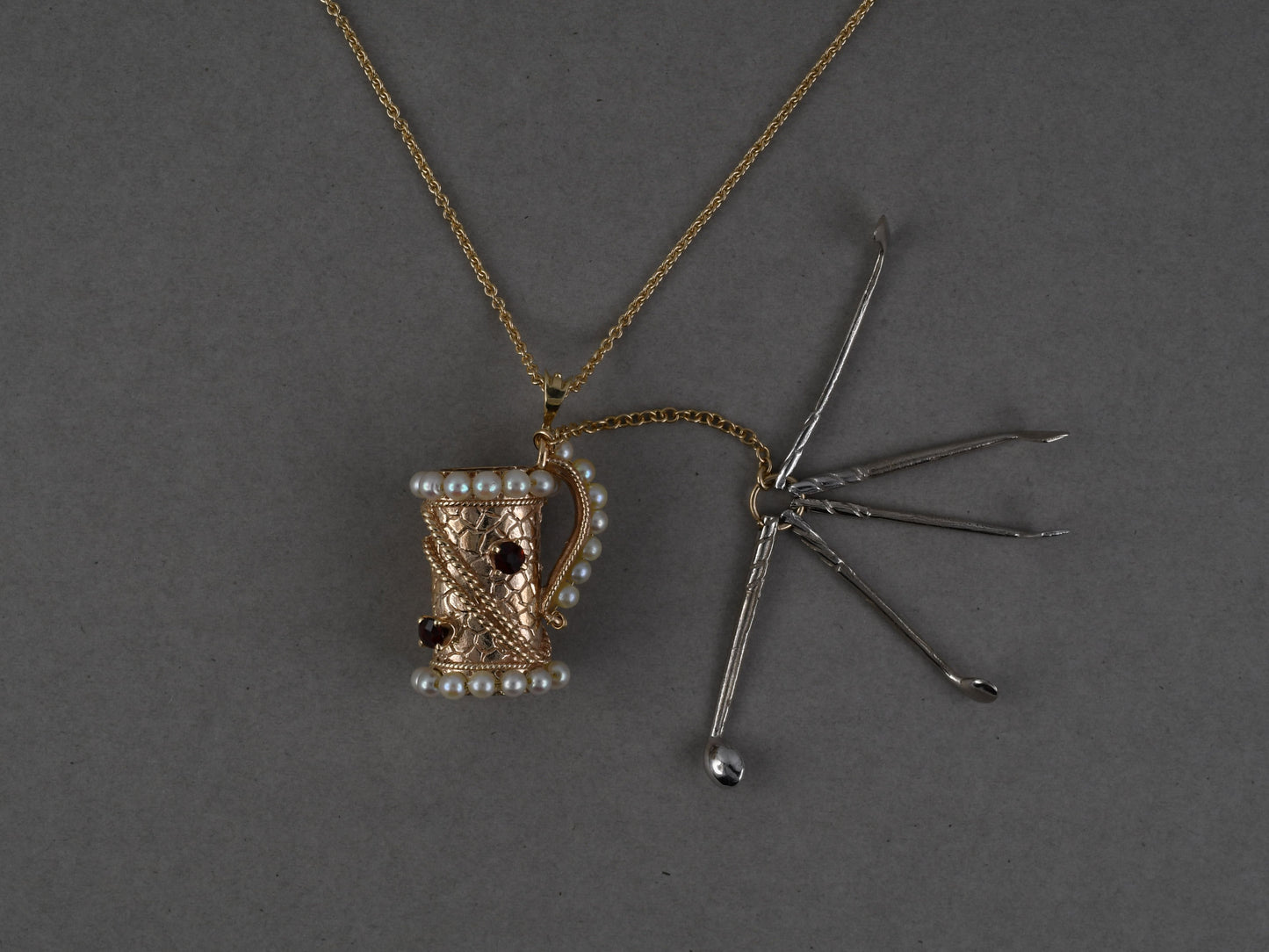 45725 - Gold Pearl Garnet Golf Bag & Clubs Carved Pendant Necklace