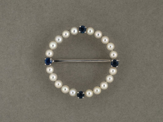 24292 - Circa 1950s Gold Sapphire Pearl Circle Pin