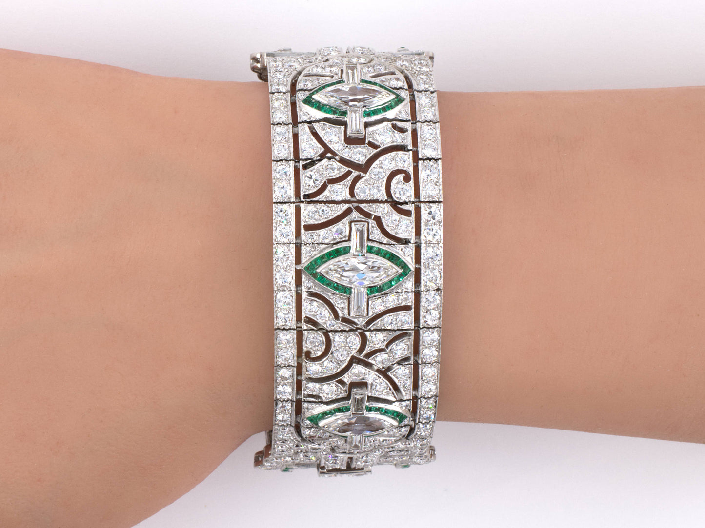 73812 - Art Deco Platinum Diamond Emerald Bracelet