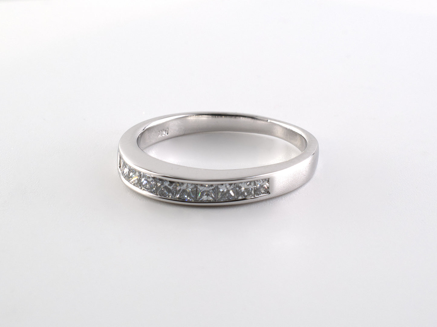 902196 - Gold Diamond Wedding-Band Ring