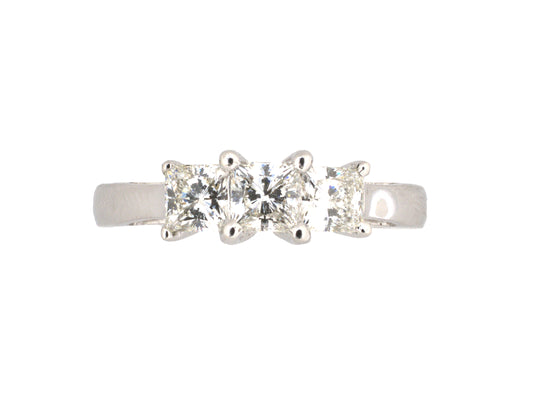 902370 - Gold Diamond 3-Stone Ring