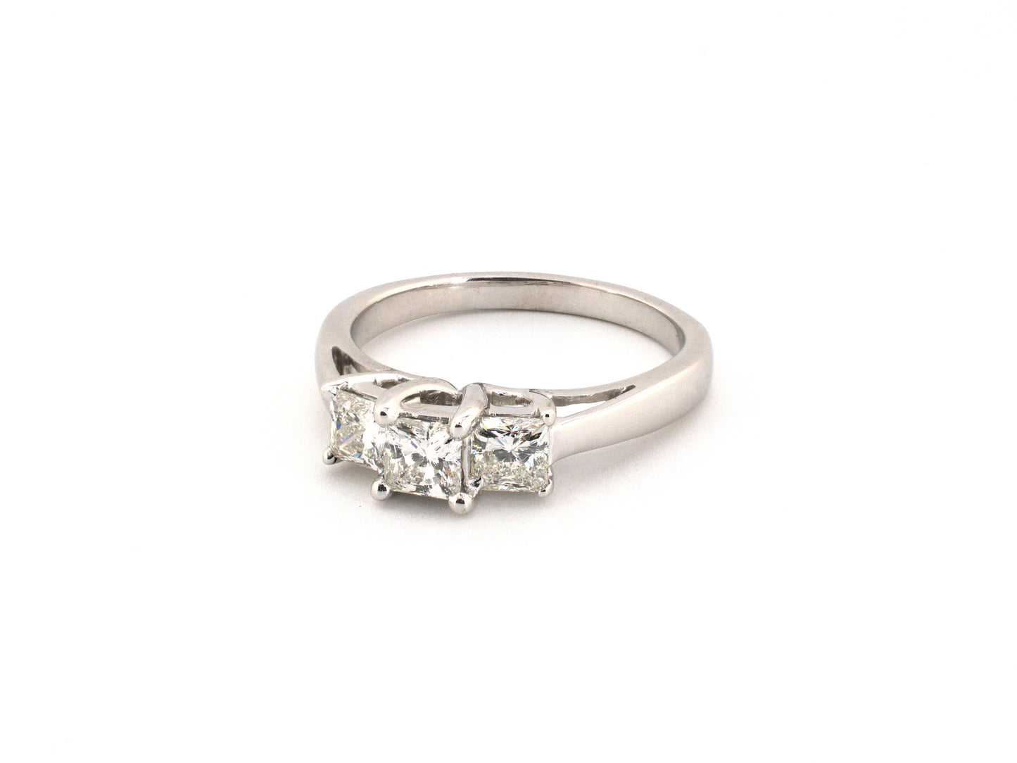 902370 - Gold Diamond 3-Stone Ring