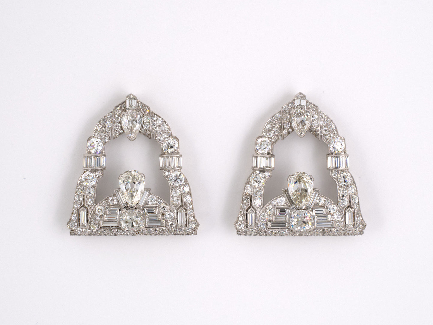 21502 - Circa 1935 Art Deco Yard Platinum Diamond Pin