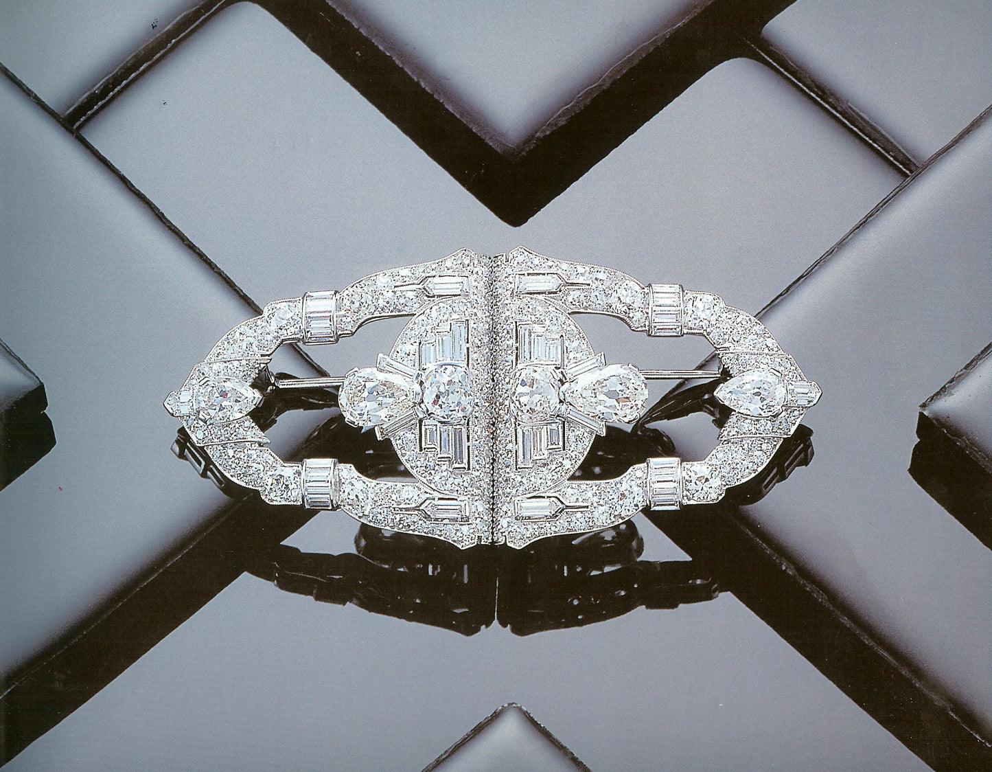21502 - Circa 1935 Art Deco Yard Platinum Diamond Pin