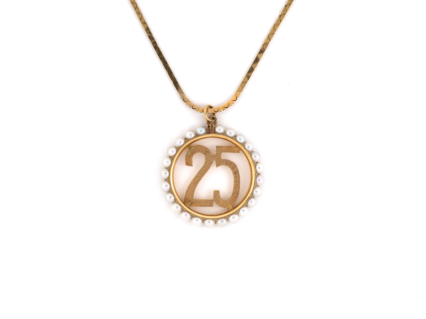 41702 - Circa 1950s Gold Pearl 25 Anniversary Circle Pendant Necklace